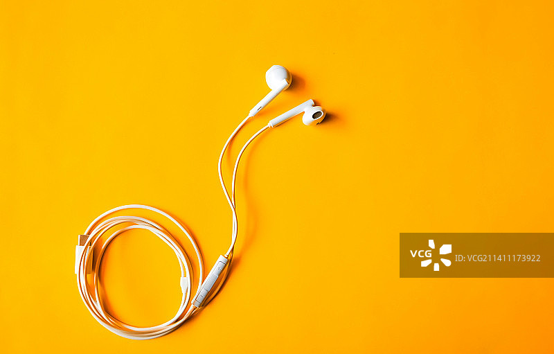 黄色背景上的耳机特写，巴基斯坦图片素材