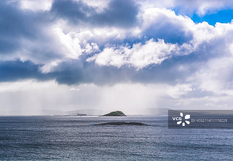 海景与天空的对比图片素材