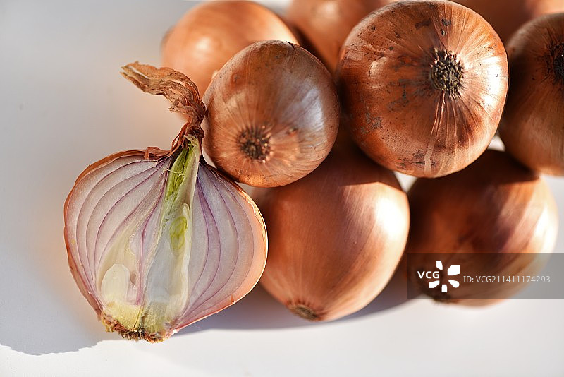 法国白色背景下的洋葱特写图片素材