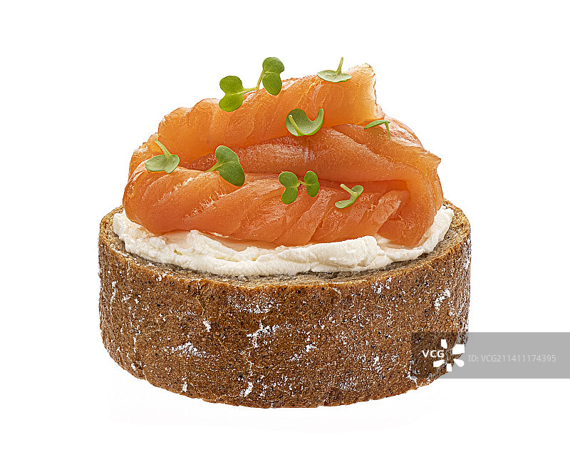 白色背景下的奶油奶酪三文鱼吐司图片素材