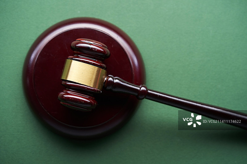 绿色背景下的法槌，马来西亚图片素材