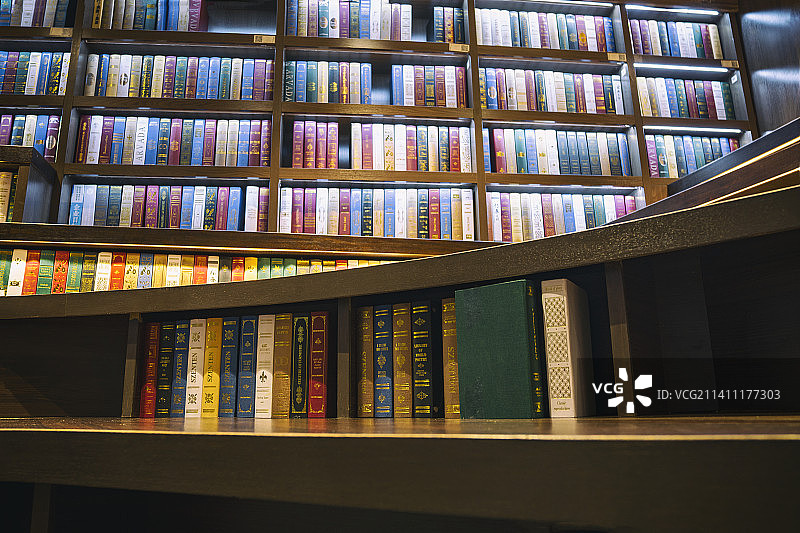 书店里的书架及书图片素材