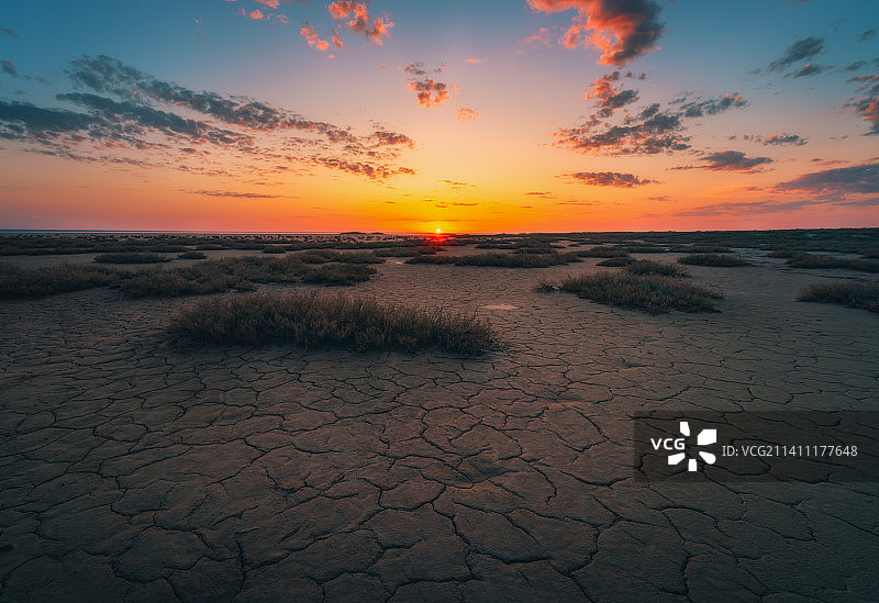 俄罗斯埃尔顿湖日落时分荒地的景色图片素材