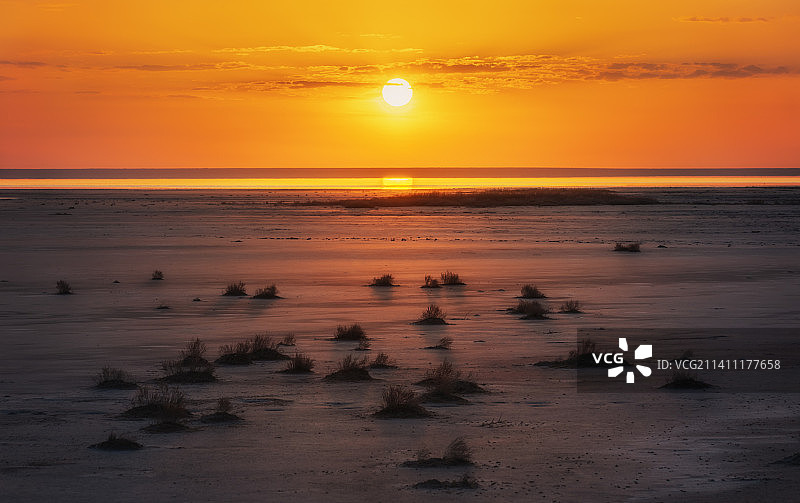 俄罗斯埃尔顿湖附近草原的日落图片素材