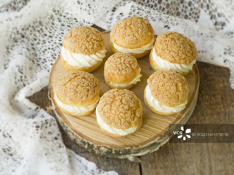 法式奶油泡芙：奶油卡仕达甜点图片素材