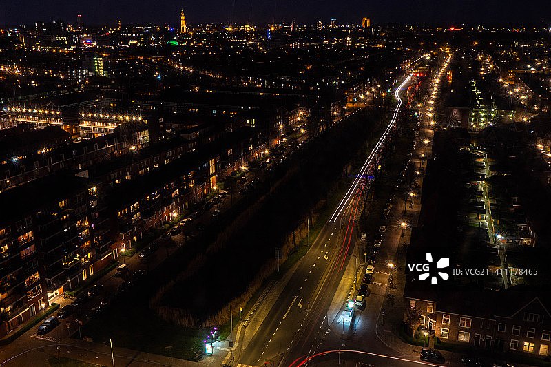 荷兰格罗宁根夜间灯火通明的城市建筑高角度景观图片素材