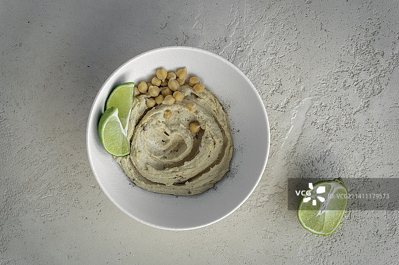 健康小吃：鹰嘴豆泥、酸橙和玉米片图片素材