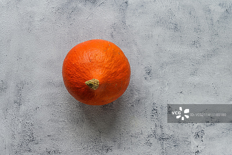 灰色乡村背景上的小型成熟橙色南瓜，丹麦图片素材