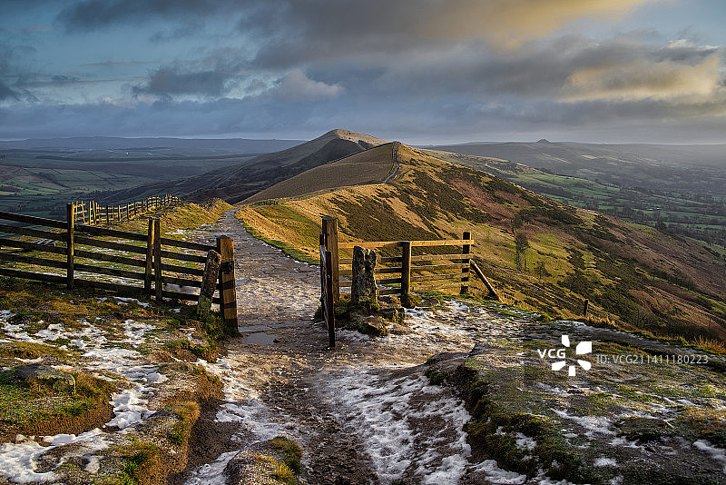 英国霍普山谷的黎明山脊图片素材