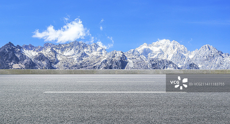户外的风景和干净的沥青道路图片素材