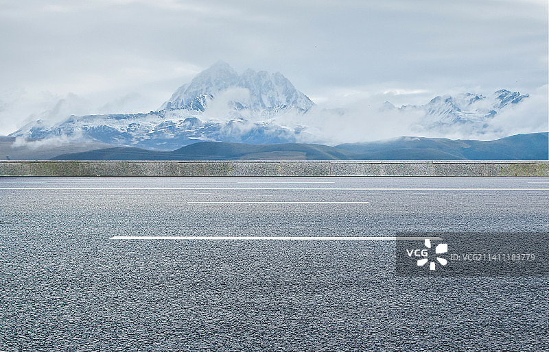 户外的风景和干净的沥青道路图片素材