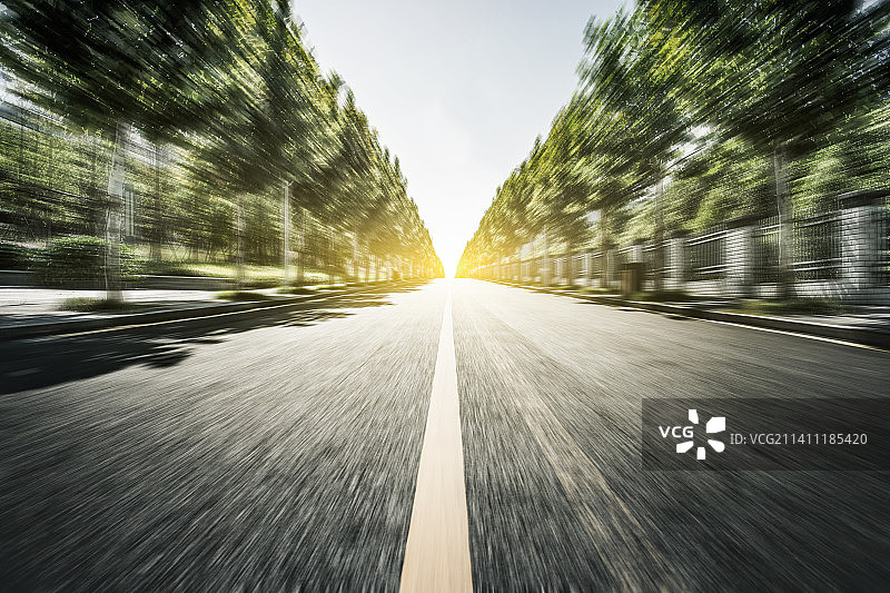 逆光下户外的风景和城市沥青道路图片素材