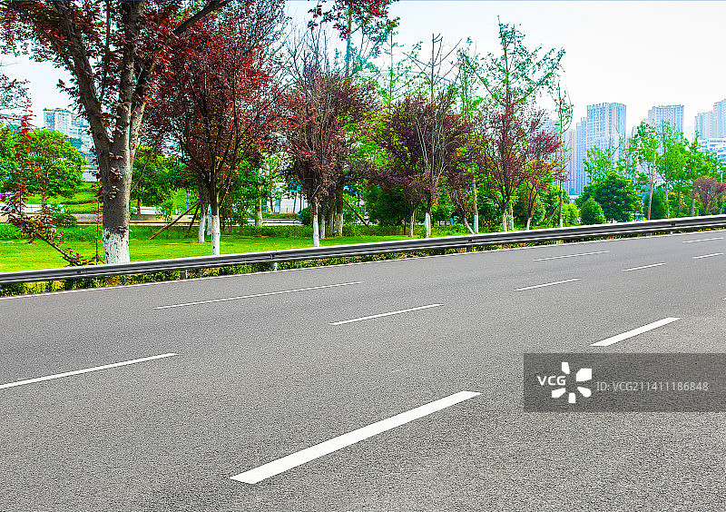 城市郊区干净的沥青道路图片素材