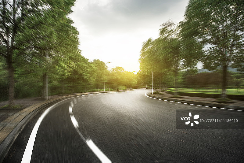 逆光下户外的风景和城市沥青道路图片素材