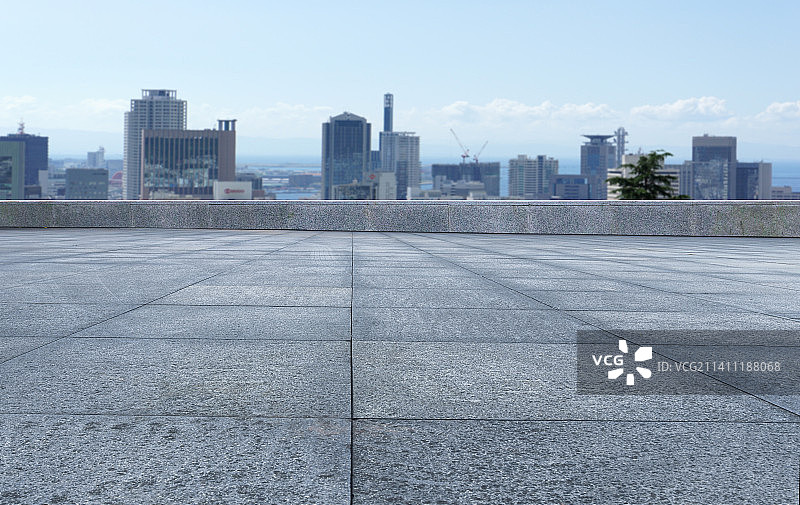 从广场看远方的城市高楼图片素材