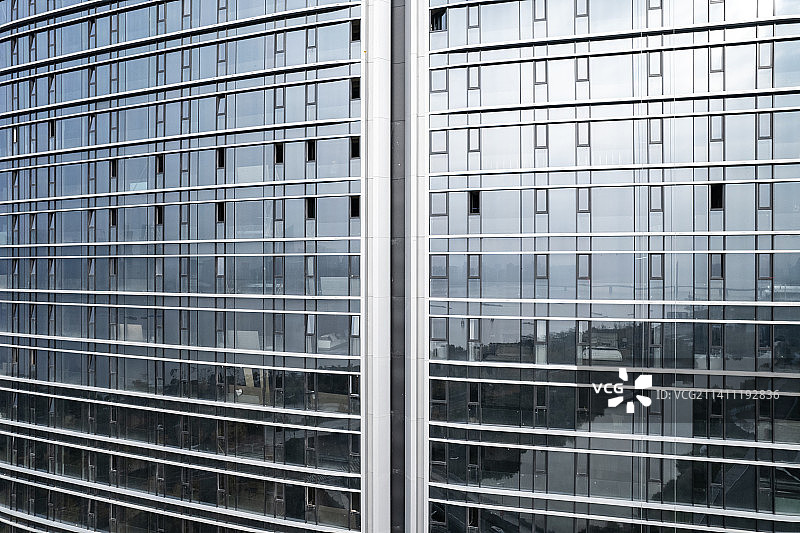 现代办公大楼玻璃幕墙外立面图片素材