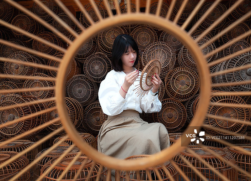 贵州黔东南苗族侗族自治州丹寨县龙泉镇卡拉村鸟笼少女工艺手工工匠图片素材