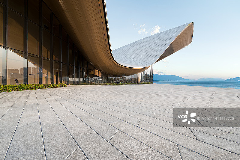 成都天府艺术公园,成都天府美术馆和石板路地面天空留白汽车广告背景图图片素材