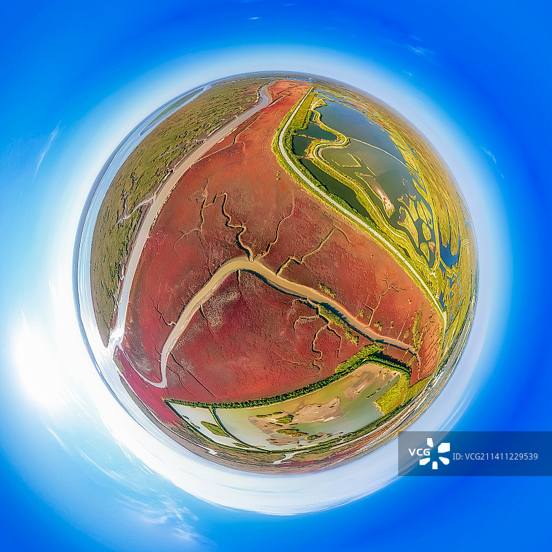 辽宁省盘锦市辽河口红海滩国家风景廊道秋季户外星球小行星360度高空航拍图片素材