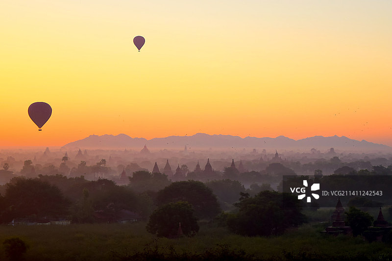日落时分缅甸蒲甘旧城的剪影热气球图片素材