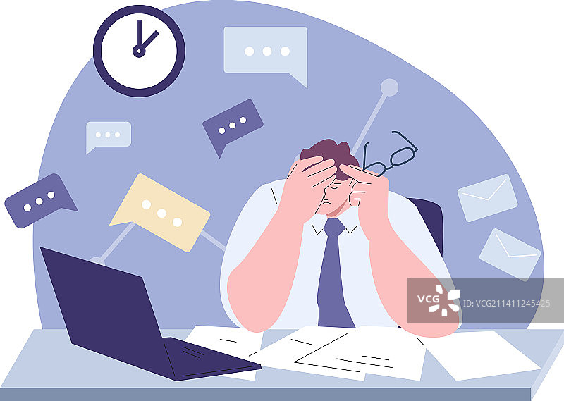 疲惫的办公室男人在办公桌前查看信息图片素材