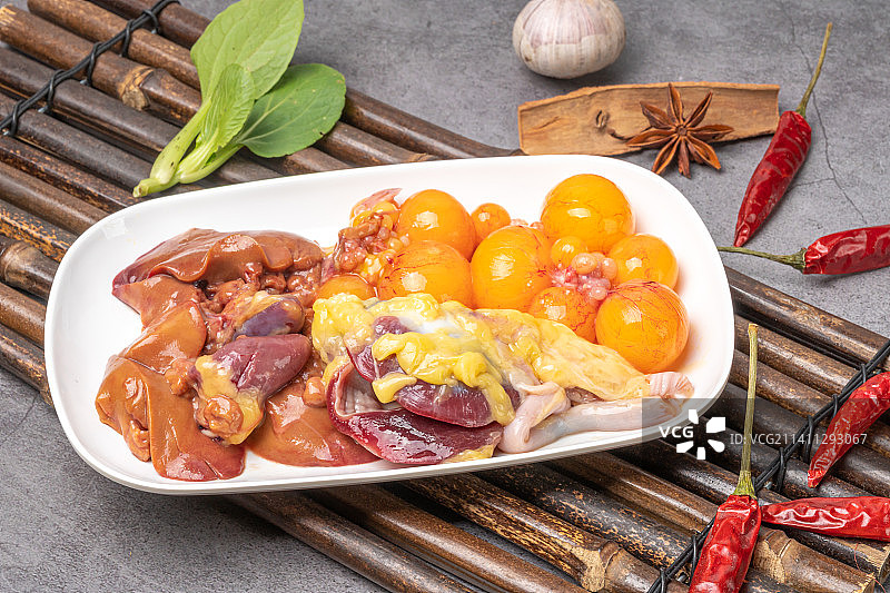 现杀农家母鸡，生的鸡杂食材，鸡肝鸡心鸡胗鸡内脏图片素材