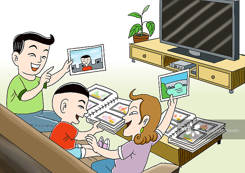 一家人翻看老照片图片素材