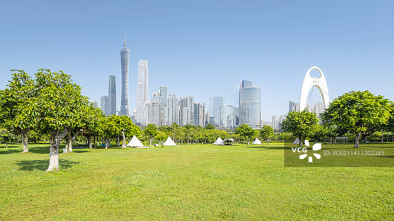 广州城市天际线和公园露营草地图片素材