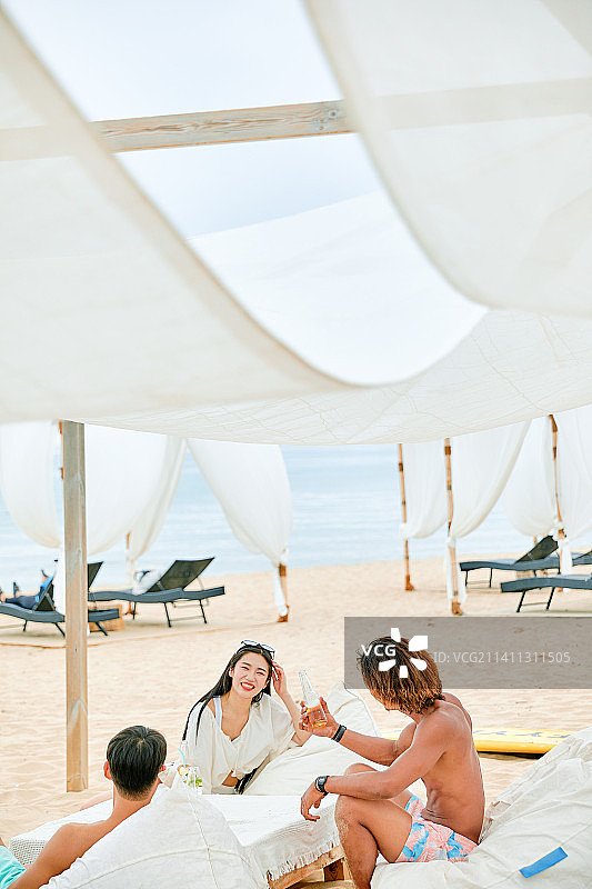 夏季旅行：酒吧、帐篷与交谈图片素材