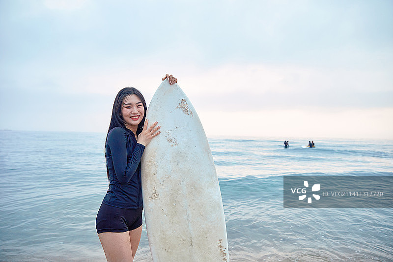 女人、海滩、冲浪、爱好、夏天、微笑图片素材