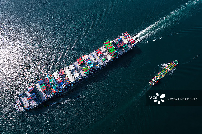 驶向光明图片素材