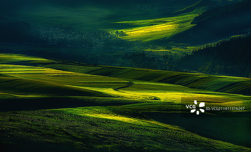 只此青绿～卓尔山图片素材