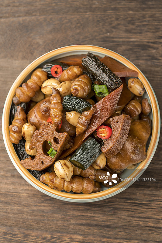 传统小吃八宝酱菜摆放在桌面上特写图片素材