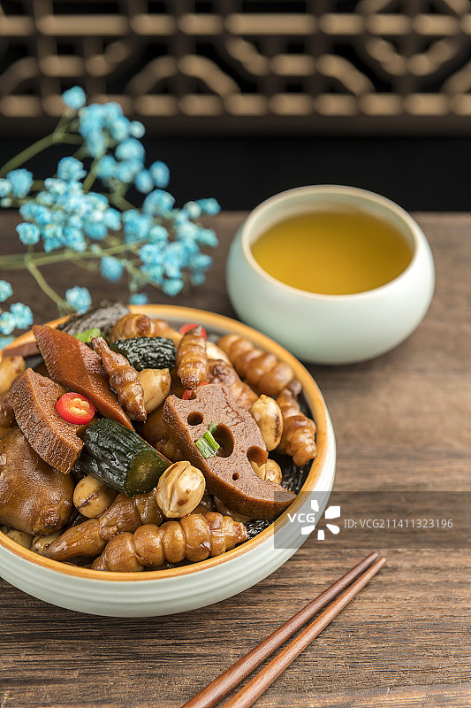 传统小吃八宝酱菜摆放在桌面上特写图片素材