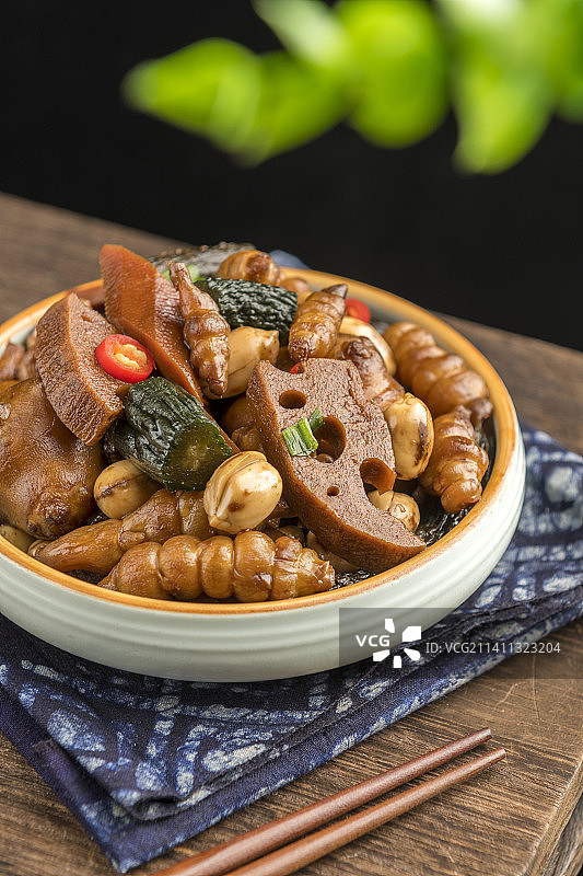 传统小吃八宝酱菜摆放在桌面上特写图片素材