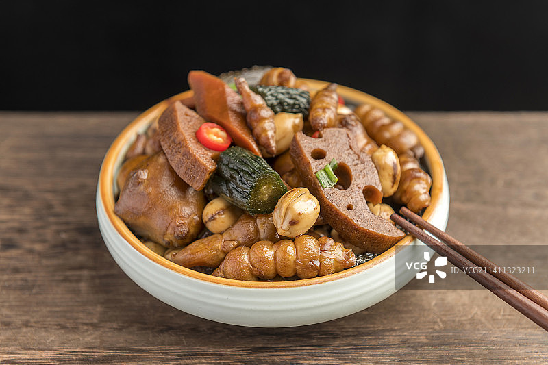 传统小吃八宝酱菜摆放在桌面上特写图片素材