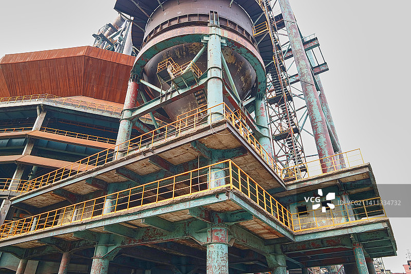 首钢园内的炼钢炉图片素材