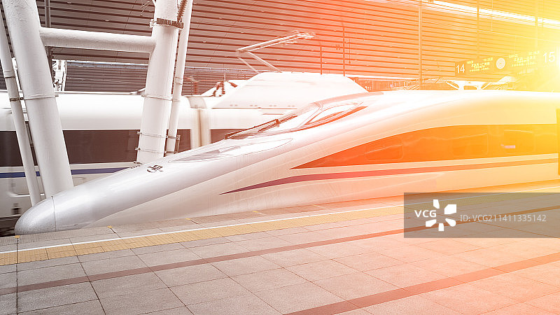 车站停泊的高铁列车图片素材