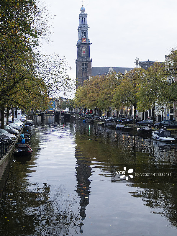 雾蒙蒙的秋日：阿姆斯特丹西教堂与运河图片素材