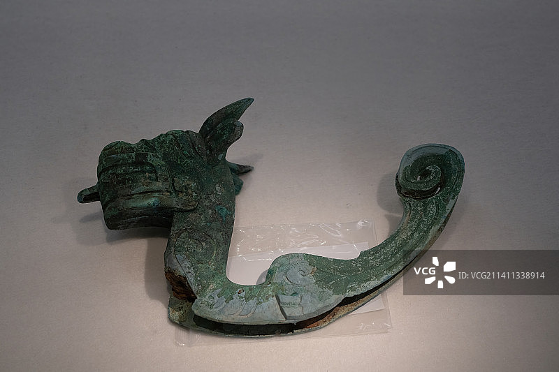四川广汉三星堆遗址博物馆祭祀坑出土青铜龙图片素材