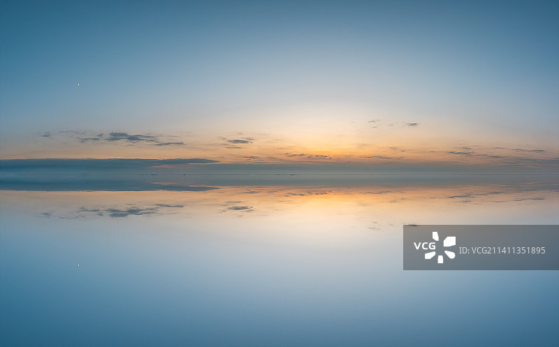 平静的日暮，海天一线图片素材