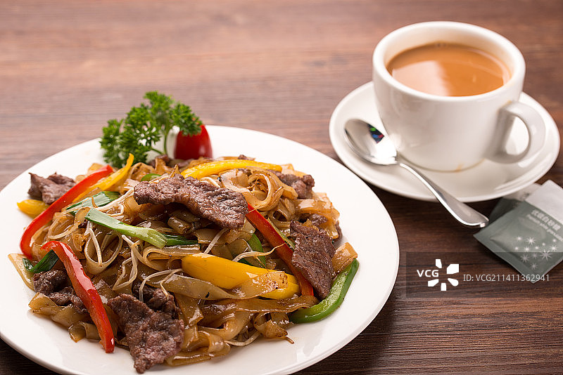 干炒牛河配奶茶图片素材