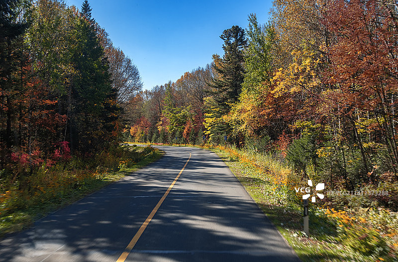 最美的风景在路上--长白山北坡山间公路缤纷秋色图片素材