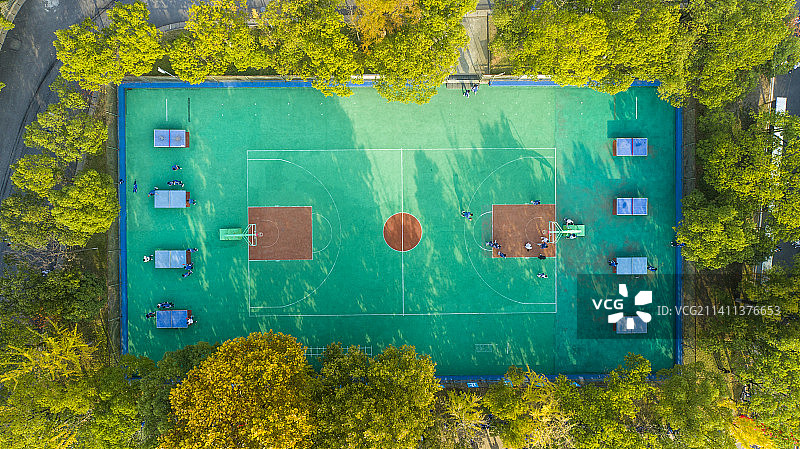 航拍秋日校园篮球场图片素材