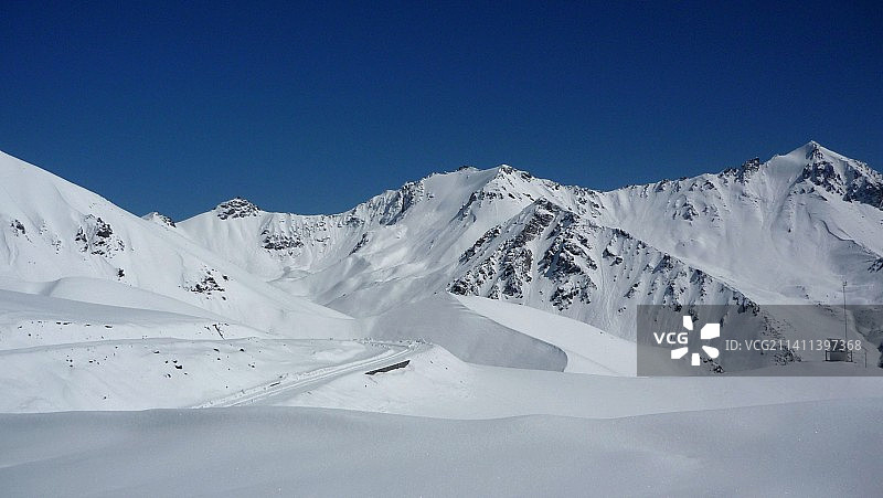 天山独库公路雪景图片素材