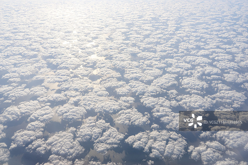 飞机窗外的云层和大海图片素材