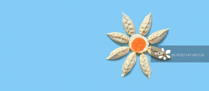 中餐中国传统美食冬至煎鸡蛋黄柳叶羊肉饺子雪花造型图片素材