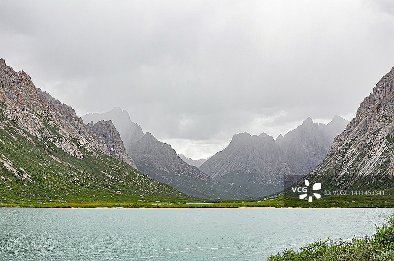 青海年保玉则仙女湖和巍峨的雪山图片素材