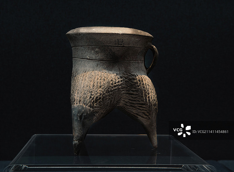中国商代文物，绳纹灰陶斝图片素材