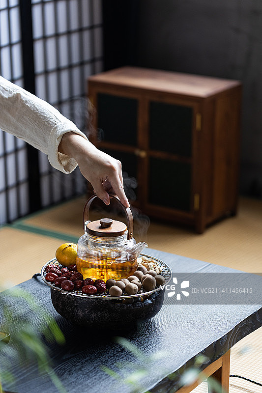 围炉煮茶红枣花生电陶炉烤网图片素材